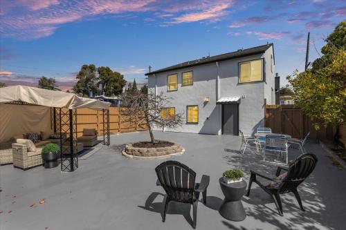 een patio met stoelen en een tafel en een huis bij Beautiful Studio in Maxwell Park in Oakland