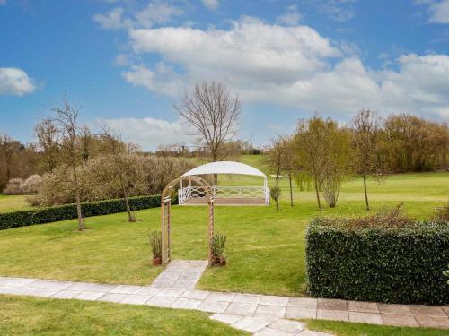 un jardin avec un belvédère dans l'herbe dans l'établissement Mercure Milton Keynes Hotel, à Milton Keynes