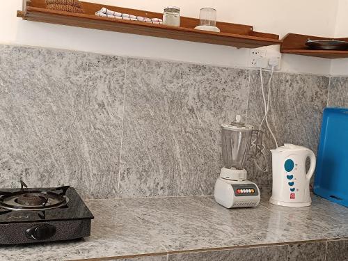 een aanrecht met een blender en een fornuis bij Villa Four Seasons in Mirissa