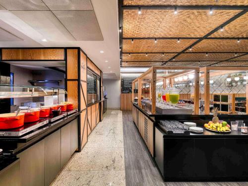 una grande cucina con molto cibo in esposizione di Caesar Business Belo Horizonte Belvedere a Belo Horizonte