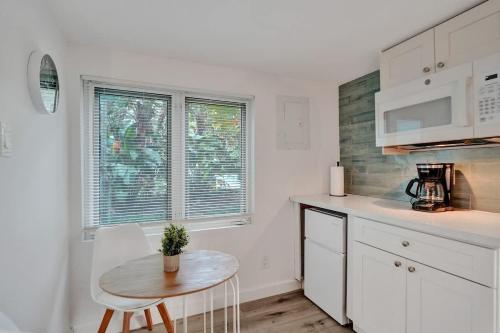 Køkken eller tekøkken på Tropical Oasis Studio w Pool