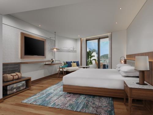 En eller flere senge i et værelse på Le Meridien Phuket Beach Resort