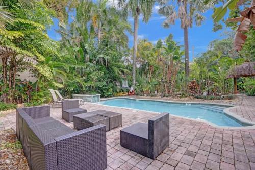 Bazén v ubytování Tropical Oasis 2BR w Pool nebo v jeho okolí