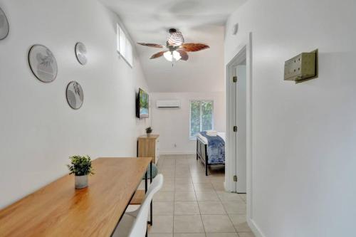 En eller flere senge i et værelse på Tropical Oasis Studio w Pool