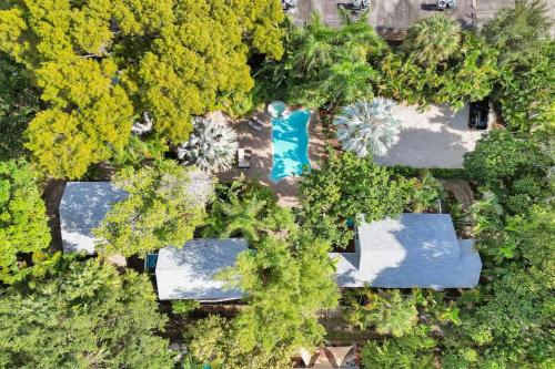 an overhead view of a resort with a swimming pool and trees at Tropical Oasis Studio w Pool in Fort Lauderdale