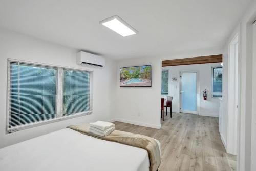 En eller flere senge i et værelse på Tropical Oasis Studio w Pool