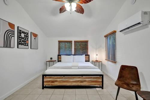 a bedroom with a bed and a ceiling fan at Tropical Oasis Studio w Pool in Fort Lauderdale