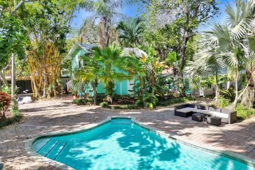 Bazén v ubytování Tropical Oasis Studio w Pool nebo v jeho okolí