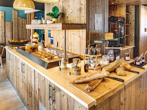 een keuken met een aanrecht met brood erop bij ibis Styles Marennes d'Oléron in Marennes