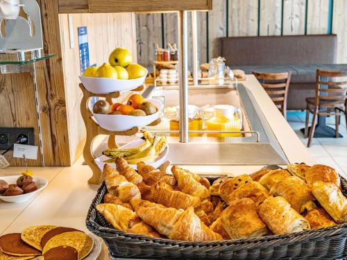 een buffet met verschillende soorten brood en andere voedingsmiddelen bij ibis Styles Marennes d'Oléron in Marennes