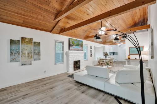 Posezení v ubytování Tropical Oasis 2BR House w Pool