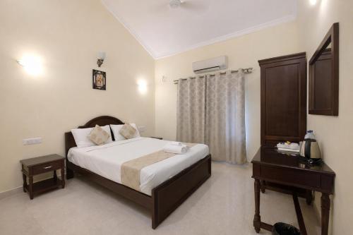 瓦加托杰克斯度假酒店的一间卧室配有一张大床和一个床头柜