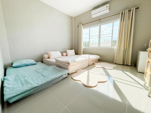 En eller flere senge i et værelse på Donkaew minimalist townhouse