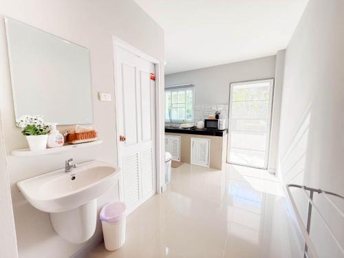 Et badeværelse på Donkaew minimalist townhouse