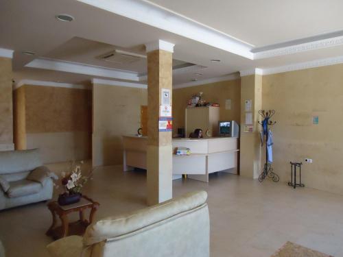 - un salon avec un canapé et une table dans l'établissement Hotel Antequera Rural Fortes La Nuit, à Mollina