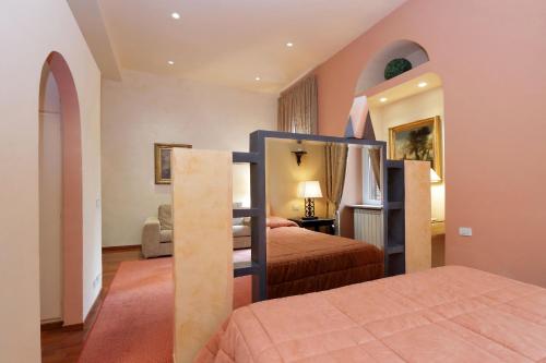 ローマにあるRome in your heart - Spagna apartmentのベッドルーム1室(ベッド2台、二段ベッド1組付)
