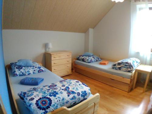 Una cama o camas en una habitación de Noclegi Przylesie
