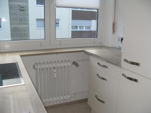 una cucina con termosifone e finestra di Vida Real Estate Nürnberg a Norimberga