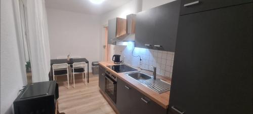 eine Küche mit Spüle und Arbeitsplatte in der Unterkunft Merci Sweet Home in Niestetal
