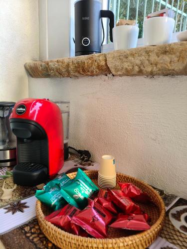 een rode broodrooster en een mand met eten op een aanrecht bij La Casetta nel Borgo in Cerisano