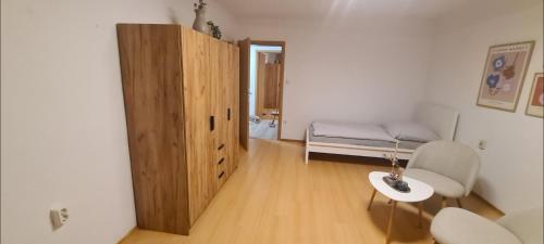ein Zimmer mit einem Schlafzimmer mit einem Bett und einem Tisch in der Unterkunft Merci Sweet Home in Niestetal