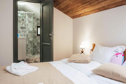 En eller flere senge i et værelse på Cabana Gura Voronețului