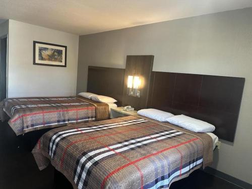 una camera d'albergo con due letti di Scottish Inns Augusta ad Augusta