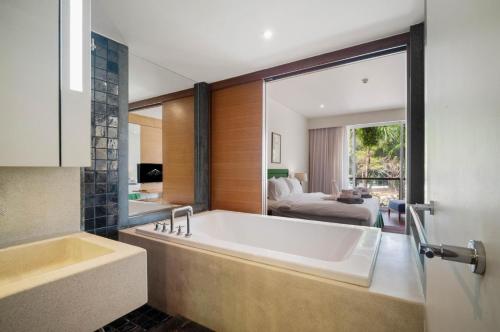 En eller flere senge i et værelse på Stylish 2BR Resort Condo with Seaview Surin