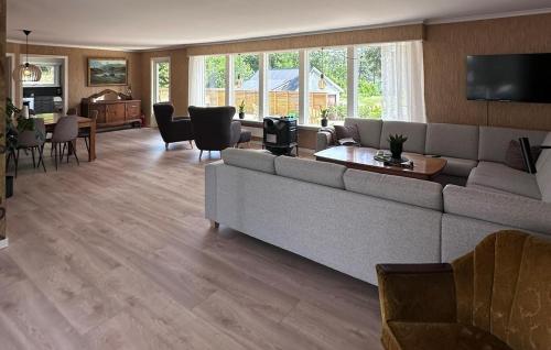 TV a/nebo společenská místnost v ubytování 4 Bedroom Cozy Home In Farsund