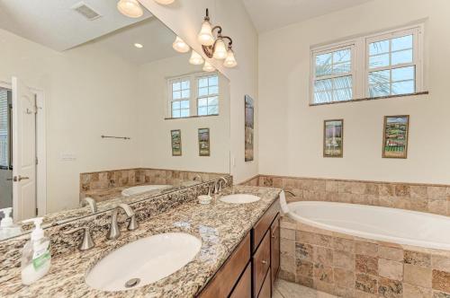 een badkamer met 2 wastafels en een bad bij Villa Di Palma 5BD 4BR in Anna Maria