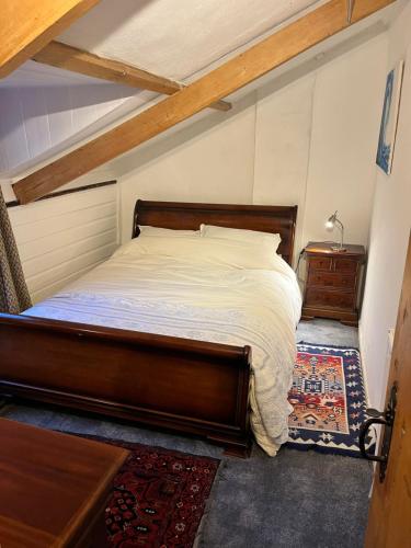 Postel nebo postele na pokoji v ubytování Country cottage in town