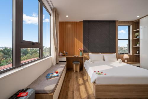 Postel nebo postele na pokoji v ubytování KLY Hotel