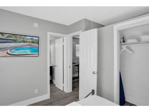 a room with a bed and a painting on the wall at Rustic Retreats Cozy 1BR For 4 Guests In The Heart Of Fort Lauderdale in Fort Lauderdale