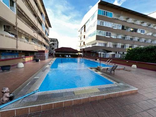una grande piscina di fronte a un edificio di ระยองบีช Rayong Beach Hotel a Ban Chak Phai