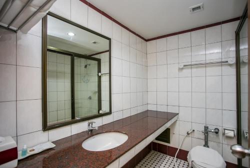 Phòng tắm tại Mae Pim Resort Hotel