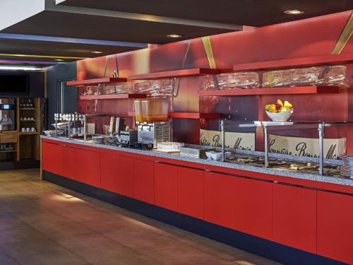 een keuken met een rood aanrecht in een restaurant bij Ibis Culiacan in Culiacán