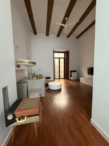 ein Wohnzimmer mit Sofa und Tisch in der Unterkunft La COlectiva HOME in Xàtiva