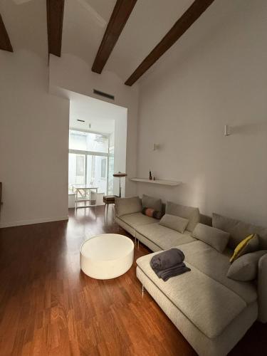 ein Wohnzimmer mit Sofa und Tisch in der Unterkunft La COlectiva HOME in Xàtiva