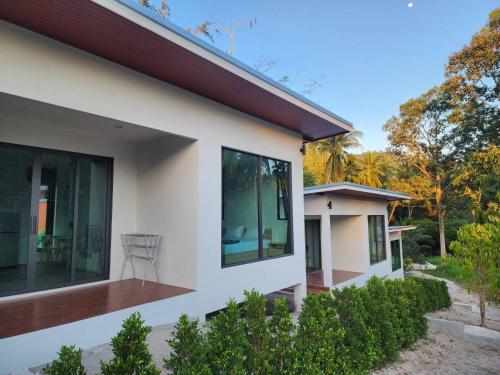 Blick auf ein Haus mit Balkon in der Unterkunft Na-Tub House in Ban Nua