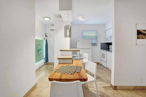 Køkken eller tekøkken på Waves Beach Town Spacious Studio Apartment For 4 People