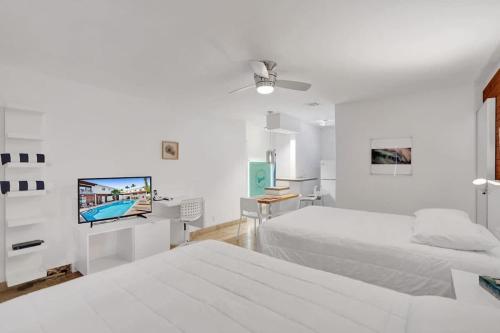 En eller flere senge i et værelse på Waves Beach Town Spacious Studio Apartment For 4 People