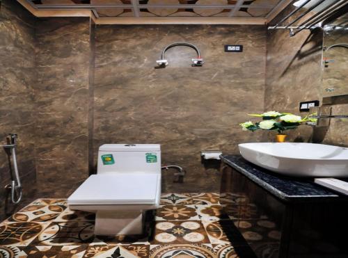een badkamer met toilet en wastafel bij Hotel Signature Suites Near Delhi Airport in New Delhi
