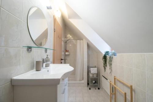 博希尼Chalet Fisherman's Cottage的一间白色浴室，配有洗手池和镜子。