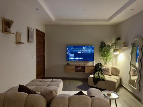 TV a/nebo společenská místnost v ubytování Sunkissed Haven - Coastal Escape