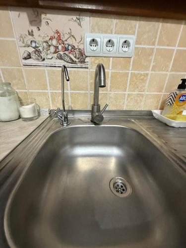 a stainless steel kitchen sink in a kitchen at 1 комната для 2х человек центр парк in Chişinău