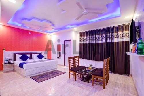 una camera da letto con un letto, un tavolo e delle sedie di Hotel Airlift at Delhi Airport a Nuova Delhi