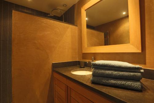 ラマチュエルにあるCap Nioulargoのバスルーム(洗面台、鏡付)