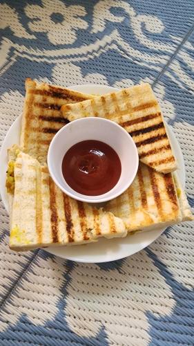 een bord met crackers en een schaaltje ketchup bij Exit 96 Farm Stay in Pāli