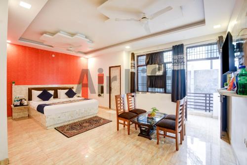 una camera con letto king-size e tavolo di Hotel Airlift at Delhi Airport a Nuova Delhi