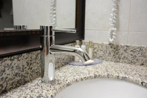 Ένα μπάνιο στο Travelodge by Wyndham Lethbridge